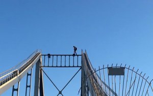 (слава Украине) Смертельное видео: в Киеве руфер сорвался с моста