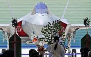 Первый собранный в Японии боевой самолет F-35 показали журналистам