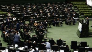Напавшие на парламент Ирана блокированы. У мавзолея Хомейни перестрелка и взорвался смертник