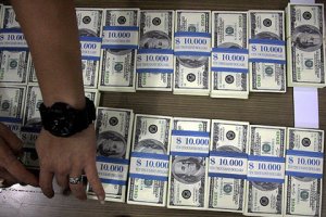 С января по май чистый вывоз капитала из России достиг $22,4 млрд. За аналогичный период 2016 года показатель составил $10,3 млрд.