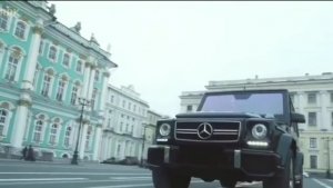 Мажор на Gelandewagen проехался по Дворцовой и заехал на лестницу Эрмитажа