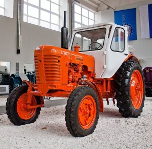 Минский тракторный завод предложил туристам поработать на конвейере