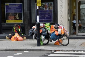 СМИ сообщили о патрулировании улиц в Британии переодетыми в бродяг силовиками