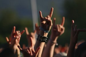 Фронтмен группы Kiss решил запатентовать рокерскую "козу". По его утверждению, он был первым, кто в 1974 году применил этот жест