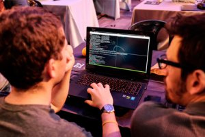 [Живой манекен] Тюменская веб-студия объявила о поиске имитатора работы программиста, бубнящего для важности в присутствии клиента под нос фразы вроде: «Что за кретин писал этот код!»