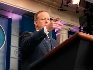 Администрация президента США стала реже объяснять свои действия из-за проблем с лишним весом у пресс-секретаря