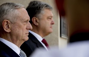 Порошенко заявил Мэттису, что со времен службы в Советской армии мечтал быть в Пентагоне. Мэттис подтвердил "поддержку Соединенными Штатами полной реализации минских соглашений"