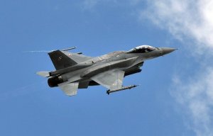 ВС Польши: сближение с бортом Шойгу совершил польский F-16