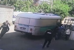 В Ставрополе из – под конвоя сбежал подсудимый, ранены дети