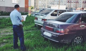 В Госдуме решили доработать законопроект об ужесточении штрафов за стоянку на газоне (Предполагается штраф от 1 до 5 тыс. рублей за проезд или стоянку на газонах и других озелененных территориях)