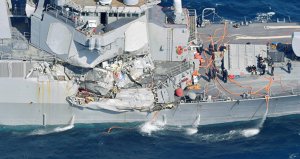 Cтолкнувшийся с эсминцем ВМС США контейнеровоз шел под управлением авторулевого, которого взломали