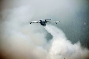 Самолет-амфибия Бе-200 спас пожарных-парашютистов из огненной ловушки на Байкале