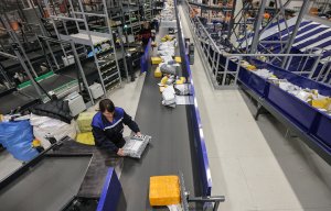 "Почта России" обнаружила, что бесплатно перевозила почту на сотни миллионов рублей