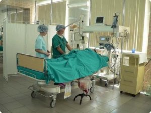 Одна из облитых кислотой девочек будет прооперирована в Италии