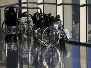 В Японии инвалиду пришлось по требованию авиакомпании ползком подниматься на борт самолета