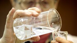 Количество смертей, связанных с употреблением загрязненной питьевой воды, по данным Роспотребнадзора, в прошлом году выросло в три раза и достигло почти 19 тыс. против 6 тыс. в 2015-м