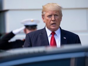 Трамп может использовать встречу с Путиным для смягчения санкций, посулив возвращение "дипломатических дач"