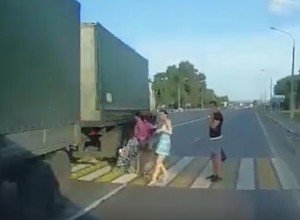 Бешеная фура на большой скорости чуть не сбила женщину на пешеходном переходе