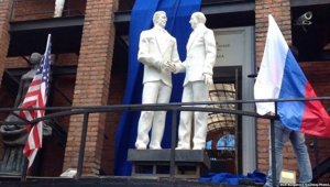 В Москве появилась скульптура, посвященная встрече Горбачева и Рейгана