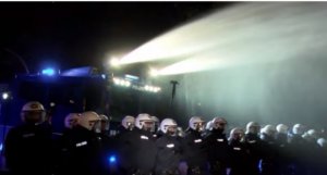 В Гамбурге полиция водомётами разогнала противников G20