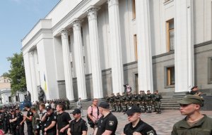 В центре Киева автомобиль въехал в толпу митингующих