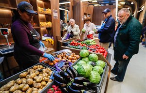 [Холодное лето 2017-го] Минсельхоз РФ зафиксировало рост цен на ряд овощей более чем в 1,5 раза. Больше всего подорожали капуста и картофель