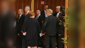 Путин и Трамп пожали друг другу руки при встрече