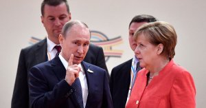 "Вот с Каспия стартует и летит". В соцсетях гадают, что Путин объяснял Меркель