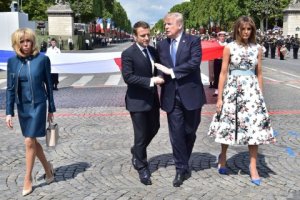 Армреслинг от Макрона и Трампа: президенты полминуты решали, кто сильнее