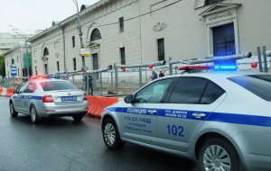 Банда воров за одну ночь угнала 13 машин из автосалона в Москве