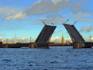 Впервые в истории Петербурга для Военно-морского парада в праздник ВМФ днем разведут сразу четыре моста