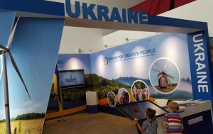 Плуг вместо самолета. Сеть об Украине на Экспо (На выставку технических достижений в Казахстане Украина привезла электроплуг)