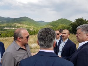 Грузины показали Порошенко «базу ФСБ»