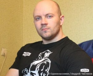 Директор омского магазина объяснил отказ соискателю, похожему на гея