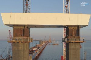 Строители приступили к устройству верхней части фарватерных опор моста через Керченский пролив