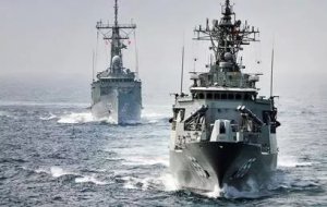 Корабль ВМС США открыл предупредительный огонь по катерам Ирана