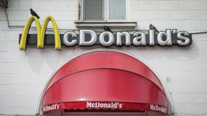 "Ужасная грязь": сотрудник McDonald's показал, в каких условиях готовят еду