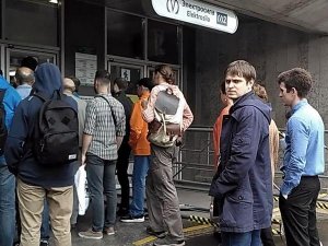 Почему пассажиров метро поставили в очередь