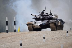 Россия лидирует во второй день танкового биатлона