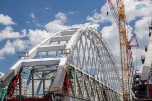 Завершена сборка автодорожной арки Крымского моста