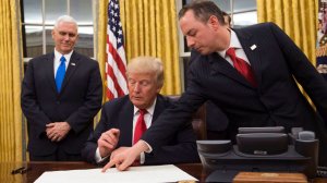 Bloomberg сообщает: Трамп подписал закон о санкциях в отношении России