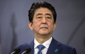 [«Abe to reshuffle Cabinet»] Правительство Японии в полном составе подало в отставку на фоне падения рейтинга правящей Либерально-демократической партии и ее лидера премьер-министра Синдзо Абэ