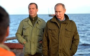 Путин выпустил в озеро молодь