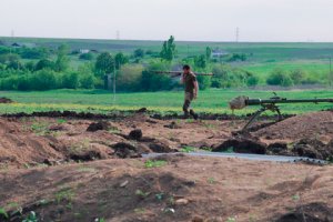 Жители Донбасса засыпали вырытый бойцами ВСУ блиндаж