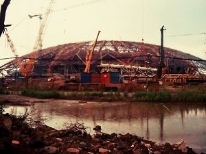 В Самаре, узбек-экстремист, работавший на стройке стадиона "Самара-Арена", тяжело ранил двух полицейских и сбежал
