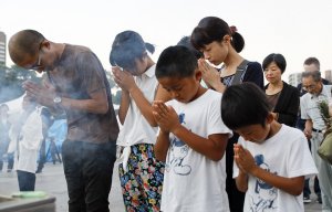 В Японии почтили минутой молчания память жертв атомной бомбардировки Хиросимы