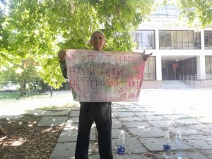 В Крыму 76-летнего активиста с нарушенной координацией посадили на 10 суток за неповиновение полицейским