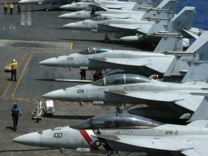 В Бахрейне совершил жесткую посадку американский истребитель F-18E F SUPER HORNET