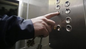 В жилом доме в Челябинске упал лифт с пассажирами