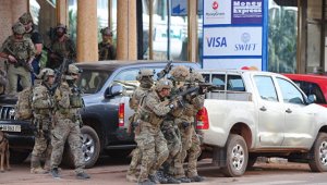 В захваченном боевиками кафе в столице Буркина-Фасо погибли 17 человек